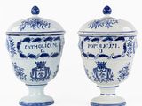 paire de vases bleus et blancs avec couvercles, posés sur des socles