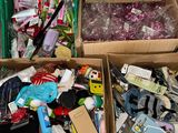 deux cartons d'objets hétéroclites posés sur le sol