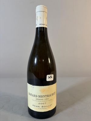 une bouteille de vin posée sur une table