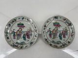 paire d'assiettes en porcelaine chinoise ornées de motifs sur fond blanc