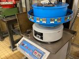 une image d'une machine qui se trouve dans une pièce