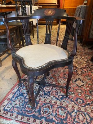 une chaise posée sur un tapis dans une pièce