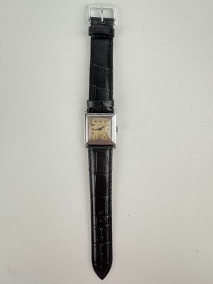 gros plan d'une montre-bracelet sur une surface blanche