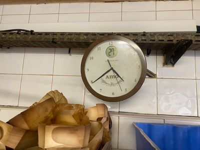 une horloge accrochée au mur au-dessus d'une corbeille de pain