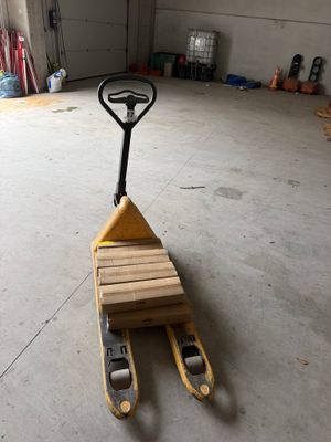 une palette posée au milieu d'un garage