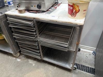 une photo d'une cuisine professionnelle remplie de plats