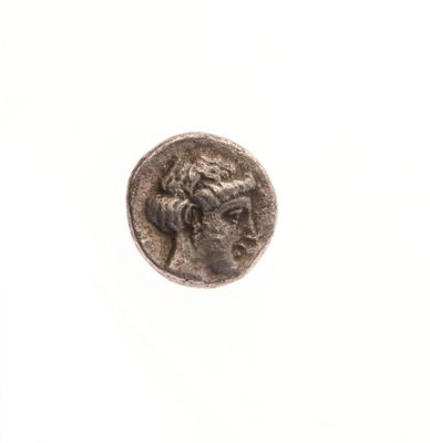 gros plan d'une pièce de monnaie sur une surface blanche avec un fond blanc