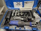 une mallette à outils bleue contenant des outils