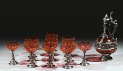 de nombreux verres à vin et un pichet posés sur une table