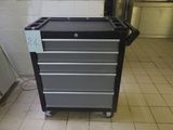 une armoire à outils noire et argentée au milieu d'une pièce