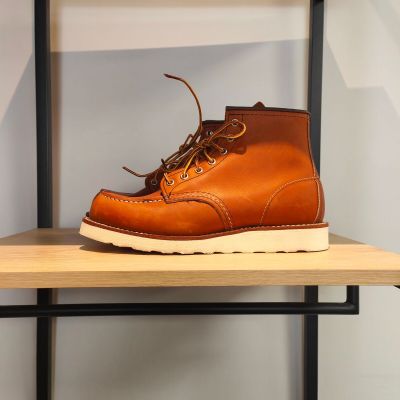 une paire de bottes marron posée sur une étagère en bois