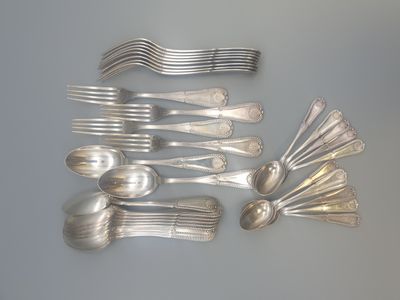 beaucoup de cuillères en argent et de cuillères à soupe sur une table