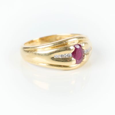 une image d'une bague en or avec une pierre en rubis