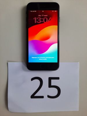 une photo d'un téléphone portable posé sur un panneau blanc