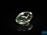 gros plan d'un diamant vert sur une surface noire