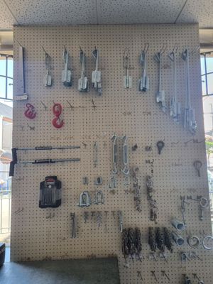un mur sur lequel sont accrochés tout un tas d'outils