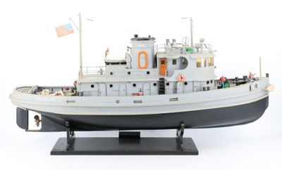 une maquette de bateau exposée sur une surface blanche