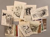 beaucoup de vieilles photos sur la table ensemble