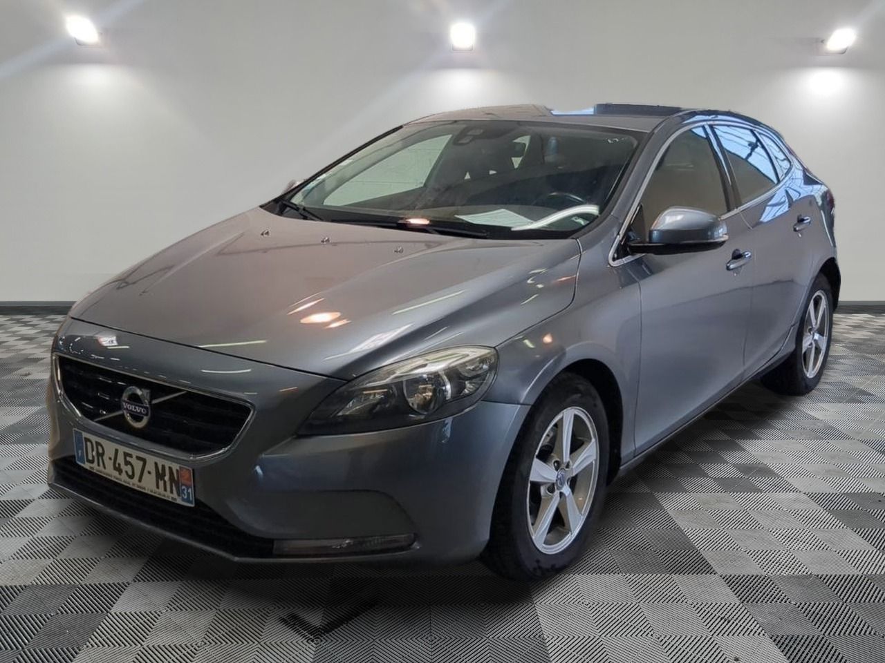 VOLVO - V40 T2 120 MOMENTUM - ES - Mise en service: 15/05/2015 - euro 5