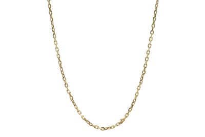 un collier à chaîne en or avec un maillon sur fond blanc