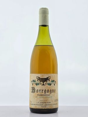 la bouteille de vin est posée sur la table sur fond blanc