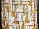 une image représentant une écharpe ornée de nombreux types de pompons différents