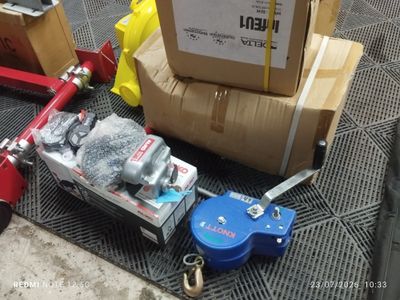 une boîte posée par terre à côté de deux autres boîtes