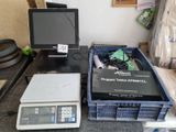 une table sur laquelle se trouvent un écran et un ordinateur portable
