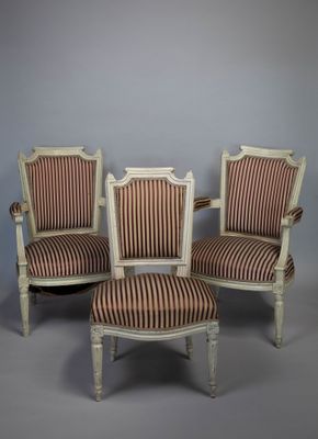 lot de quatre fauteuils de style Louis XVI