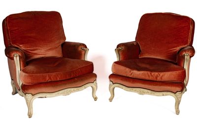 paire de fauteuils rembourrés rouges sur fond blanc, avec un fond blanc