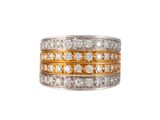 un gros plan d'une bague ornée de deux rangées de diamants