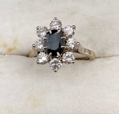 un gros plan d'une bague ornée d'un diamant noir entouré de diamants blancs