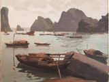 de nombreux bateaux amarrés au bord de l'eau, près du rivage