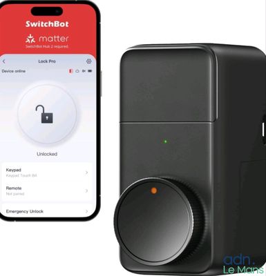 un gros plan d'un téléphone portable à côté d'une serrure connectée