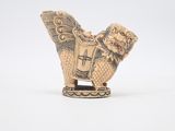 figurine chinoise en ivoire sculpté représentant un lion ailé tenant un bouclier
