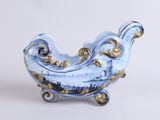un bol bleu et blanc orné de motifs dorés