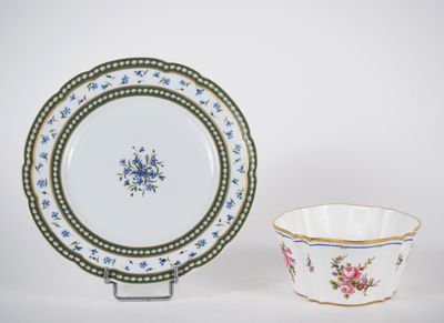 deux assiettes et un bol posés les uns à côté des autres