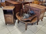 un grand nombre de meubles exposés dans un magasin