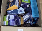 un carton rempli de boîtes contenant différents types d'appareils électroniques