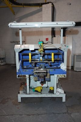une machine placée au milieu d'une pièce