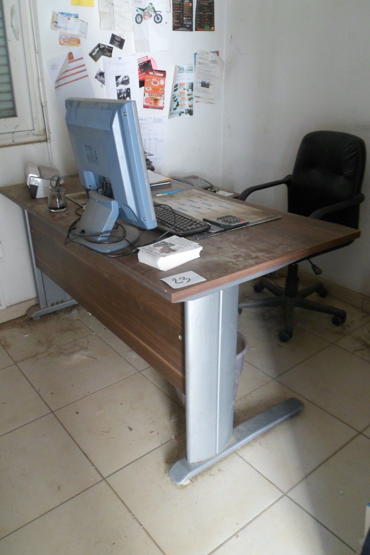 1 bureau en bois avec pieds métals + 1 chaise + 1 Armoire à …