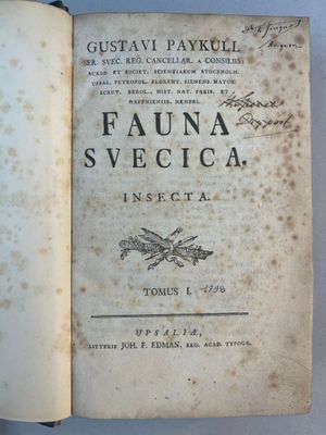 un livre écrit posé sur une table