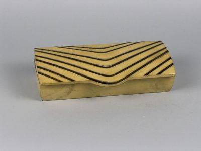 Ria & Youri AUGUSTI, à Paris. Coffret à bijoux en bois gainé…