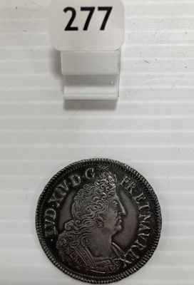 une pièce d'argent posée sur une surface blanche