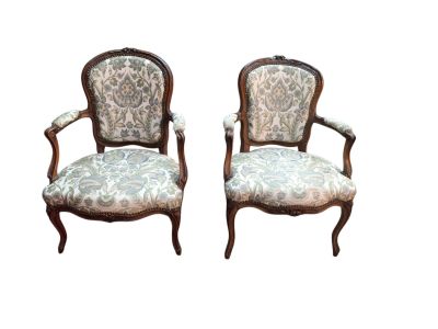 paire de fauteuils de style Louis XV avec accoudoirs rembourrés