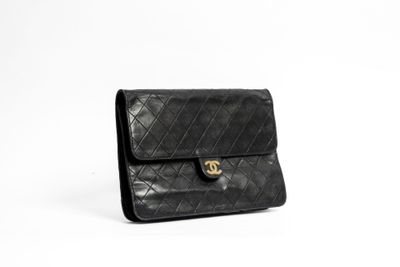 CHANEL Sac pochette en agneau matelassé noir, doublure en vi…