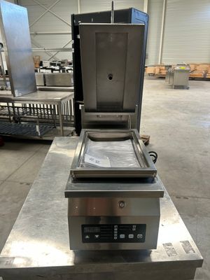 une photo d'une friteuse professionnelle posée sur une table