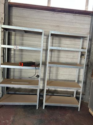 deux étagères dans un garage doté d'une fenêtre