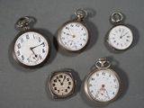 plusieurs types de montres de poche sont exposés sur une table