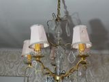 un lustre suspendu au plafond d'une pièce